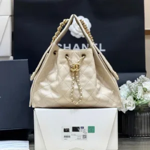 CHANEL 25 HANDBAG IN CREAM 30 GRAINED CALFSKIN GOLD HARDWARE